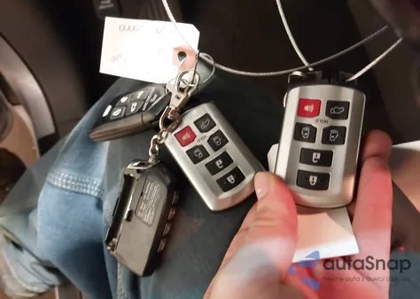 2016 Toyota Sienna Xle 8 Passenger z USA, uszkodzony, nr VIN 5TDYK3DC7GS730188